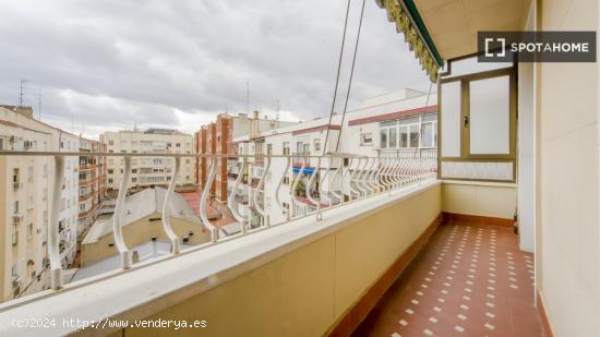 Se alquila habitación en piso compartido en Madrid - MADRID