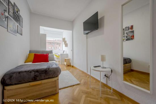  Se alquila habitación en piso compartido en Madrid - MADRID 