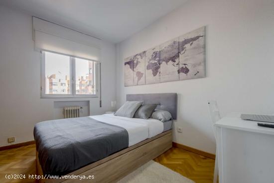  Se alquila habitación en piso compartido en Madrid - MADRID 