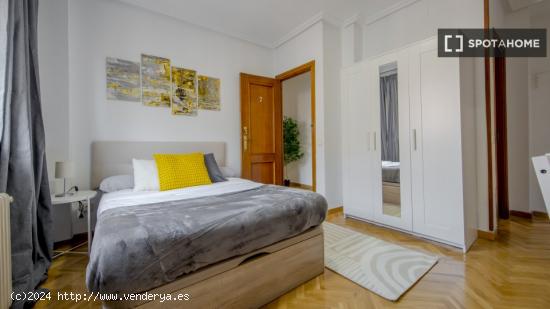 Se alquila habitación en piso compartido en Madrid - MADRID