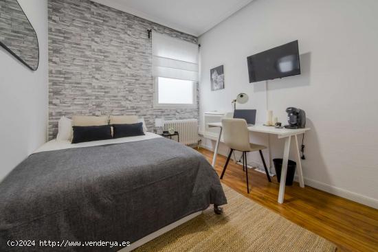  Se alquila habitación en piso compartido en Madrid - MADRID 