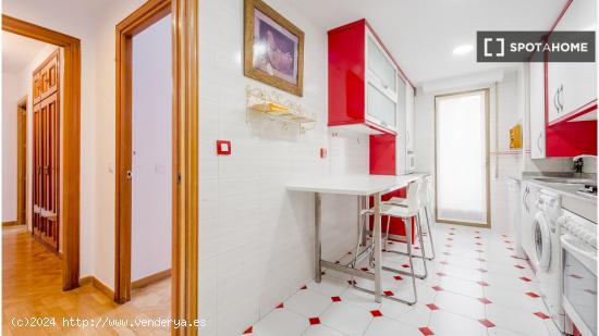 Se alquila habitación en piso compartido en Madrid - MADRID