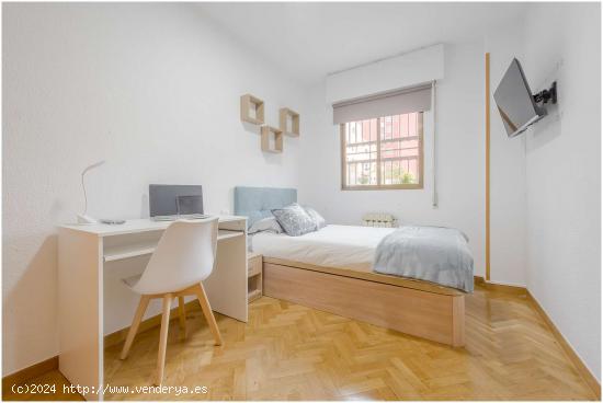  Se alquila habitación en piso compartido en Madrid - MADRID 