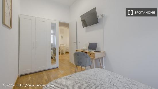 Se alquila habitación en piso compartido en Madrid - MADRID