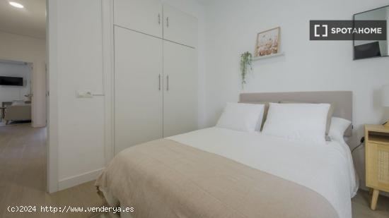 Se alquila habitación en piso compartido en Madrid - MADRID