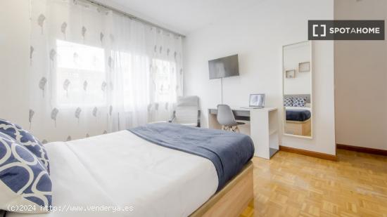 Se alquila habitación en piso compartido en Madrid - MADRID