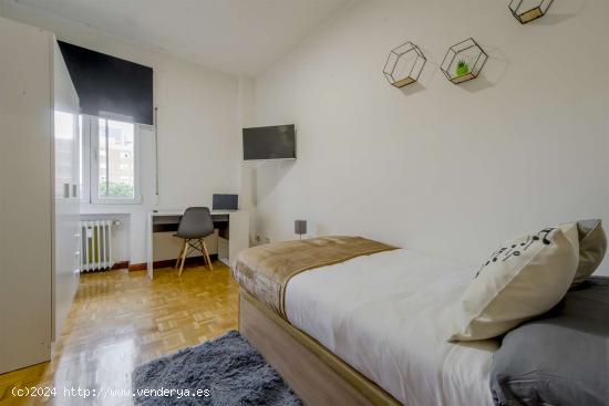  Se alquila habitación en piso compartido en Madrid - MADRID 