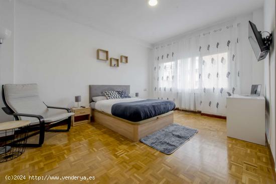  Se alquila habitación en piso compartido en Madrid - MADRID 