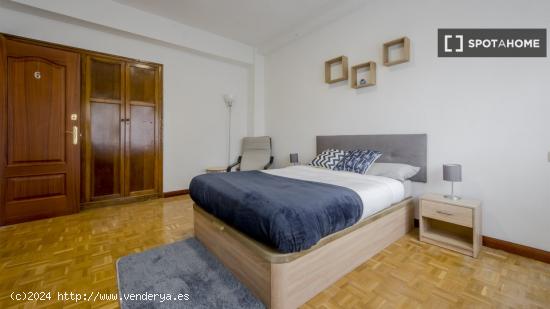 Se alquila habitación en piso compartido en Madrid - MADRID