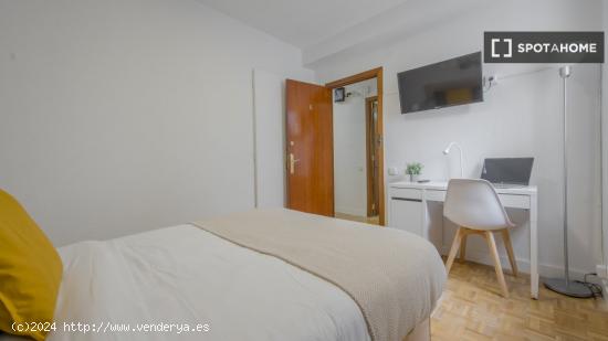 Se alquila habitación en piso compartido en Madrid - MADRID