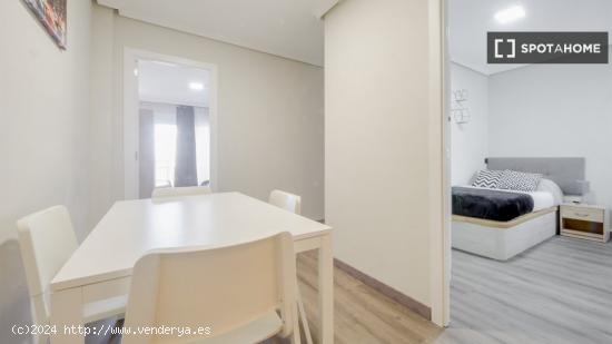 Se alquilan habitaciones en apartamento de 5 dormitorios en Tetuán - MADRID