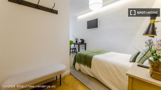 Se alquilan habitaciones en un apartamento de 5 dormitorios en Atocha - MADRID