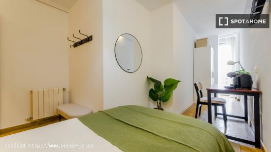 Se alquilan habitaciones en un apartamento de 5 dormitorios en Atocha - MADRID