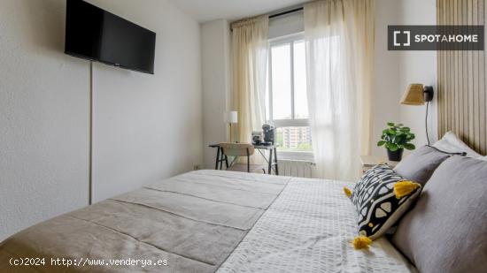 Se alquilan habitaciones en un apartamento de 5 dormitorios en Atocha - MADRID