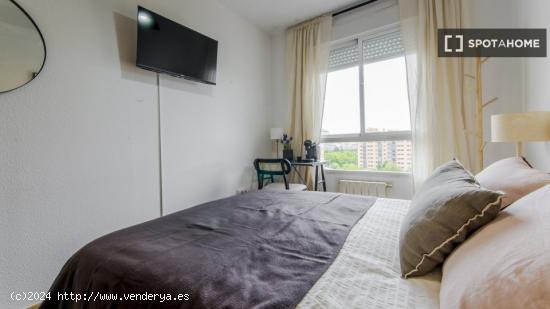 Se alquilan habitaciones en un apartamento de 5 dormitorios en Atocha - MADRID