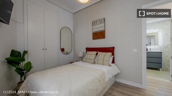 Se alquilan habitaciones en apartamento de 5 habitaciones en Latina - MADRID