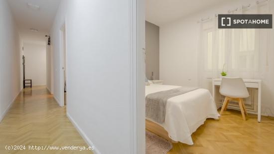 Se alquila habitación en piso compartido en Madrid - MADRID