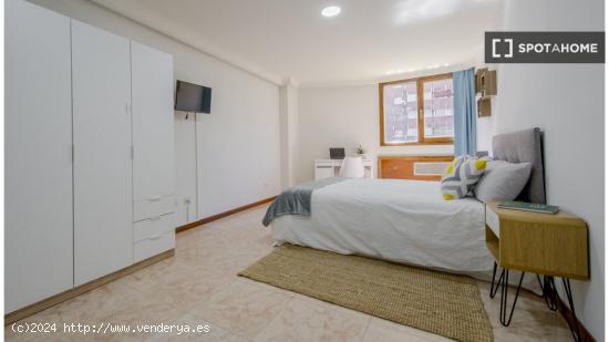 Se alquilan habitaciones en apartamento de 6 dormitorios en Retiro - MADRID