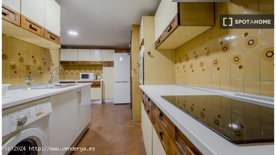 Se alquilan habitaciones en apartamento de 6 dormitorios en Retiro - MADRID