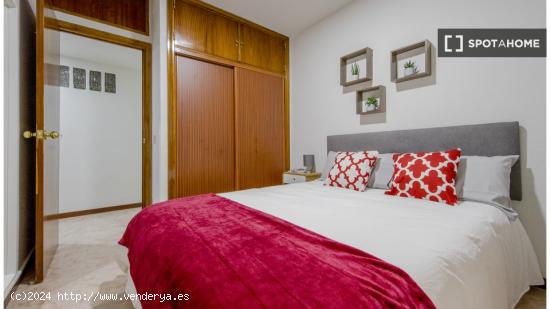 Se alquilan habitaciones en apartamento de 6 dormitorios en Retiro - MADRID