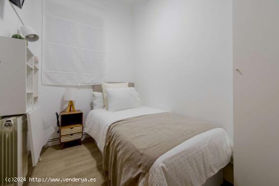  Alquiler de habitaciones en apartamento de 4 dormitorios en Atocha - MADRID 