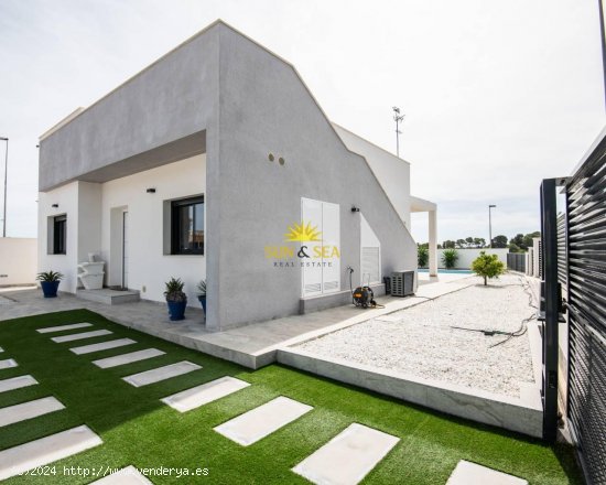 Villa en venta a estrenar en Pilar de la Horadada (Alicante)