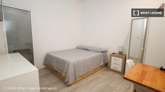 ¡Habitaciones en alquiler en piso de 5 habitaciones en Valencia! - VALENCIA