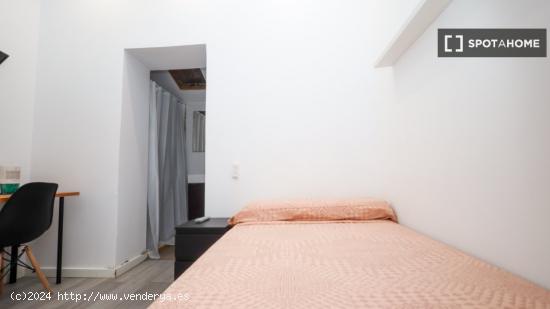 ¡Habitaciones en alquiler en piso de 5 habitaciones en Valencia! - VALENCIA