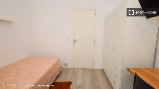 ¡Habitaciones en alquiler en piso de 5 habitaciones en Valencia! - VALENCIA