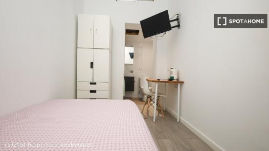 ¡Habitaciones en alquiler en piso de 5 habitaciones en Valencia! - VALENCIA