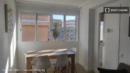 ¡Piso de 4 habitaciones en alquiler en Valencia! - VALENCIA