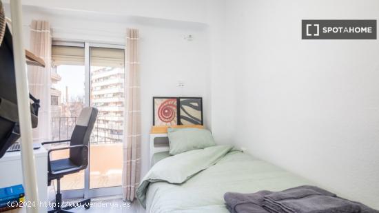 Se alquila habitación en apartamento de 3 dormitorios en La Saïdia, Valencia - VALENCIA