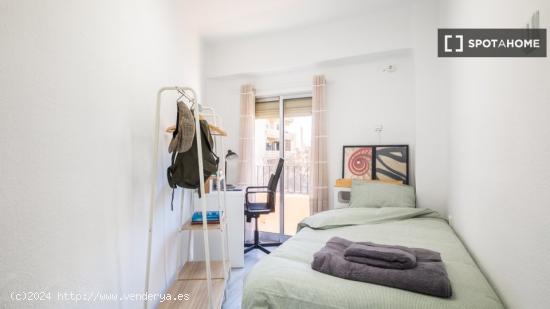 Se alquila habitación en apartamento de 3 dormitorios en La Saïdia, Valencia - VALENCIA