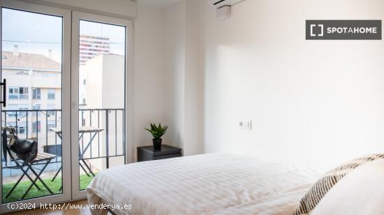 Se alquila habitación en piso de 4 dormitorios en Valencia - VALENCIA