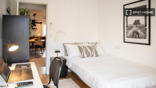 Se alquila habitación en piso de 4 dormitorios en Valencia - VALENCIA