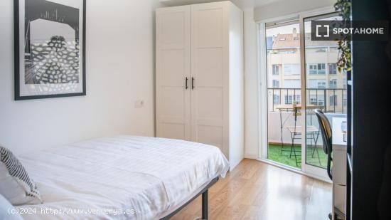 Se alquila habitación en piso de 4 dormitorios en Valencia - VALENCIA