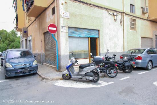 LOCAL EN DOBLE ALTURA A LA VENTA EN LA CALLE SANTA CECILIA - ALICANTE