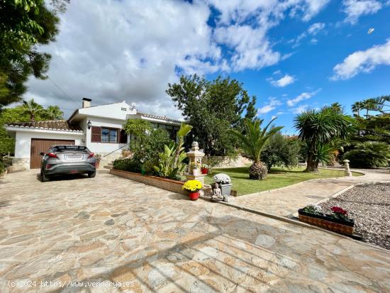 Villa con hermoso jardín y piscina en el pintoresco pueblo de Busot - ALICANTE