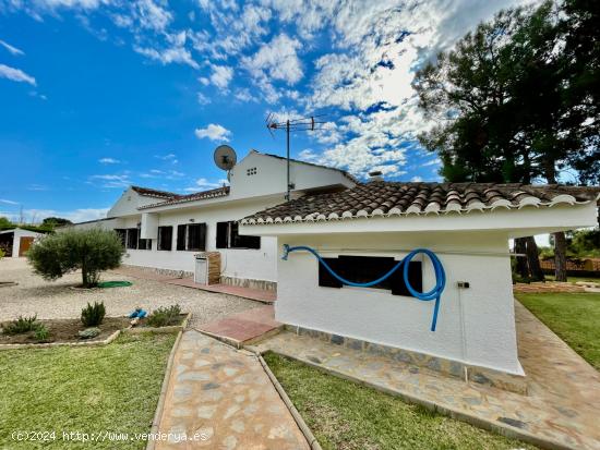 Villa con hermoso jardín y piscina en el pintoresco pueblo de Busot - ALICANTE