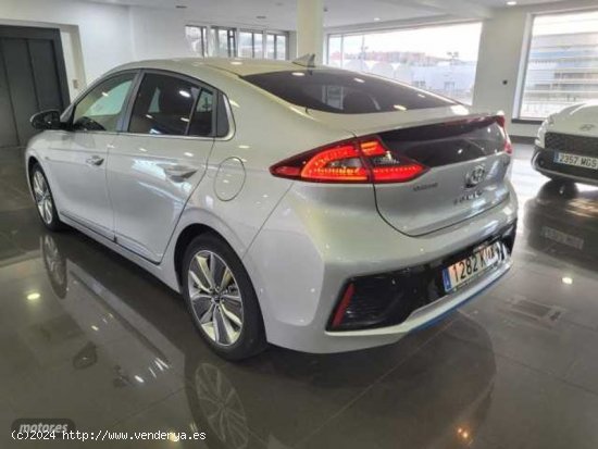 Hyundai Ioniq 1.6 GDI HEV Tecno DT de 2019 con 89.000 Km por 17.490 EUR. en Madrid