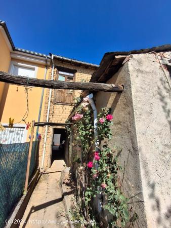 CASA CON TERRENO EN EL CENTRO DE CAMPONARAYA CON POZO - LEON