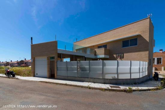 CASA DEL ARCOIRIS EN LOS MONTITOS - BADAJOZ