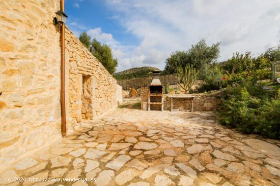 Finca rústica con licencia de alquiler vacacional en Son Macià - BALEARES