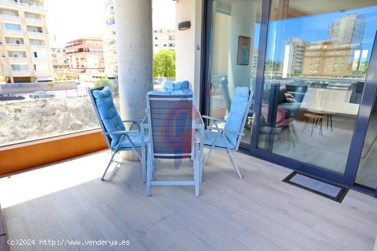 ¡Bonito apartamento seminuevo en zona puerto con piscina comunitaria! - ALICANTE