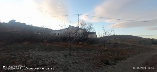 Casa de piedra para restaurar con 5,5 hec de terreno - ALMERIA