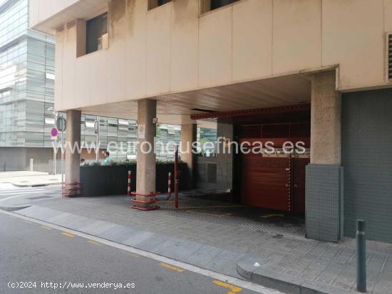 Plaza mediana de Parking en Les Corts, al lado de La Illa y Comisaría. - BARCELONA