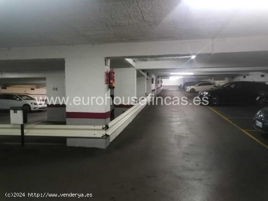 Plaza mediana de Parking en Les Corts, al lado de La Illa y Comisaría. - BARCELONA