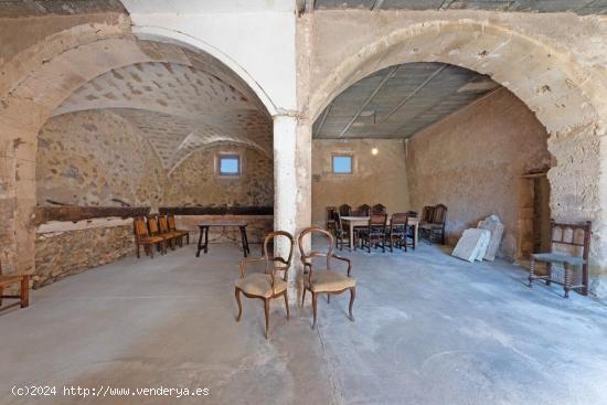 Casa de possessió reformada y otras construcciones en rústica.  Ariany - BALEARES