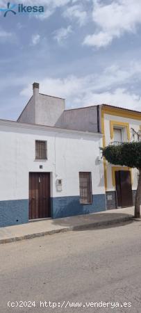 Venta de Casa Adosada en el Centro de Bienvenida (Badajoz) - BADAJOZ