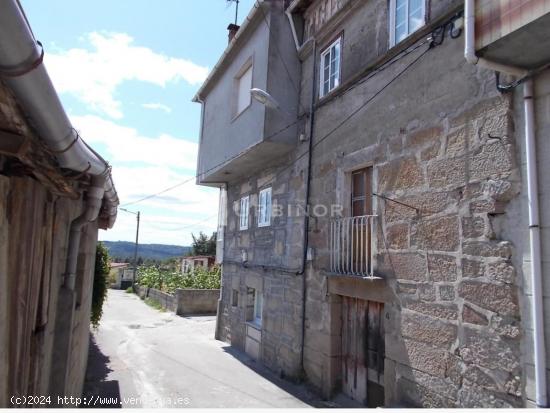 CASA para entrar a vivir,  con galpón, y un patio común, en MASIDE - ORENSE